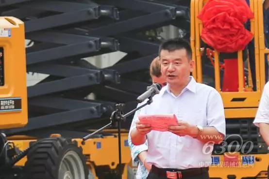 徐工消防總經(jīng)理、黨委書記李前進(jìn)在交付儀式上講話