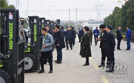 經(jīng)銷商參觀展車樣機