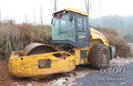 山推單鋼輪壓路機(jī)