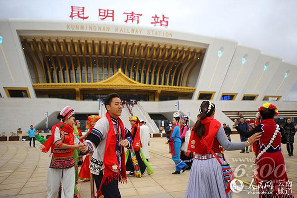 少數(shù)民族群眾載歌載舞歡慶高鐵開通