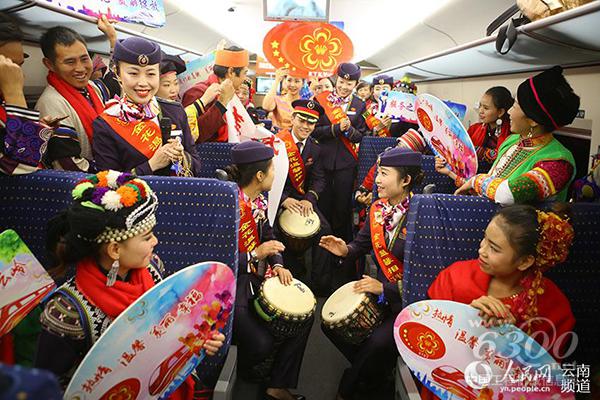 少數(shù)民族群眾與乘務員載歌載舞歡慶高鐵開通