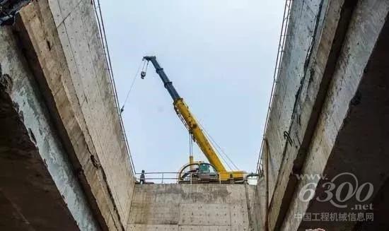 深圳地鐵建設(shè)吊裝施工