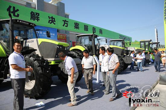 與會嘉賓參觀了解中聯(lián)重科自主研發(fā)的PL2304高端大馬力拖拉機(jī)性能