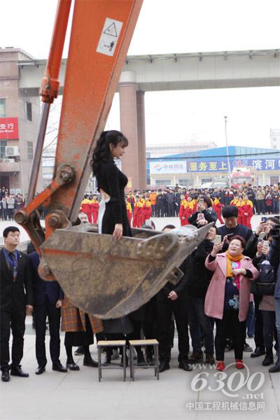 柳巖藍翔技校坐挖機