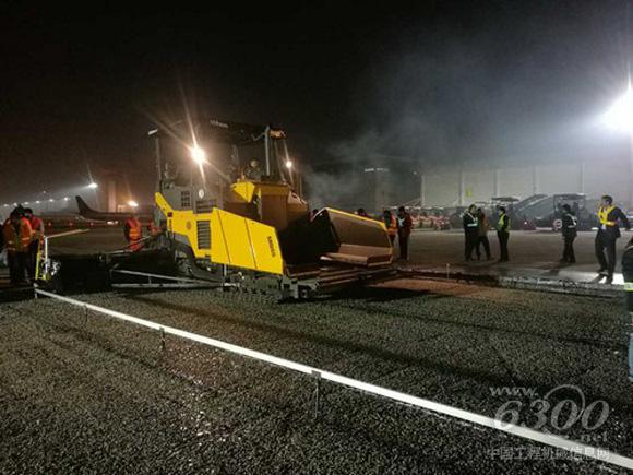 陜建機械瀝青混凝土攤鋪機在施工