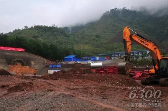 圖為老撾北部孟賽山區(qū)拍攝的中國(guó)中鐵國(guó)際集團(tuán)中老鐵路隧道施工現(xiàn)場(chǎng)，現(xiàn)代挖掘機(jī)正在施工作業(yè)