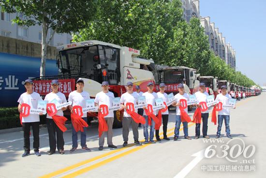 雷沃谷神甘肅用戶滿懷喜悅現(xiàn)場(chǎng)提機(jī)