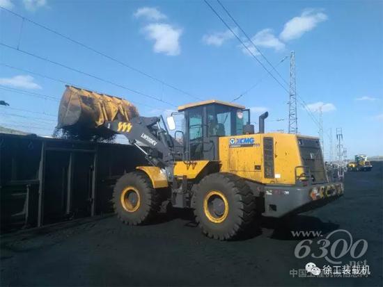 太行山旁，徐工V系列裝載機(jī)奔波貨場、煤場
