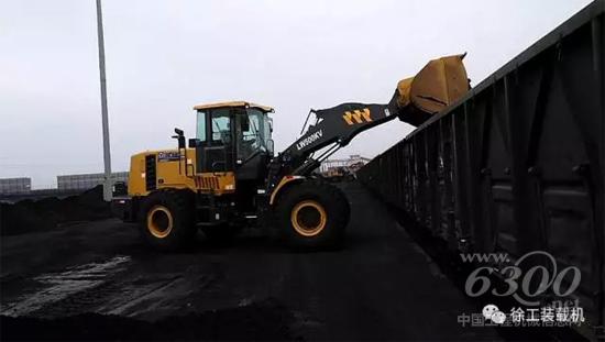 蒼穹之下，徐工V系列裝載機(jī)高擎金臂，助力鐵路貨運(yùn)