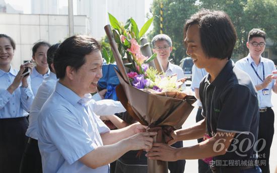 項目組獲得了中聯(lián)重科領導和員工的熱烈歡迎