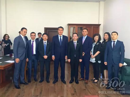 阿斯塔納市長阿謝特·伊謝克舍夫會見易小剛一行