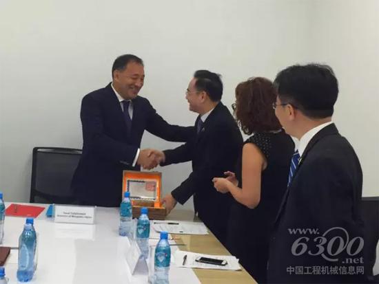曼格斯套州州長葉拉雷與易小剛一行舉行會談