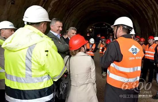 黑山總理久卡諾維奇視察南北高速公路隧道建設(shè)工地