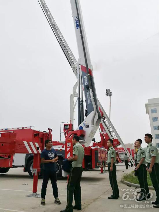 徐工技術(shù)人員為武警學(xué)院官兵講解V5系列消防車