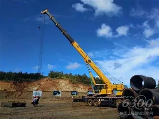 印尼金川鎳鐵項(xiàng)目，徐工起重機(jī)吊裝鋼材