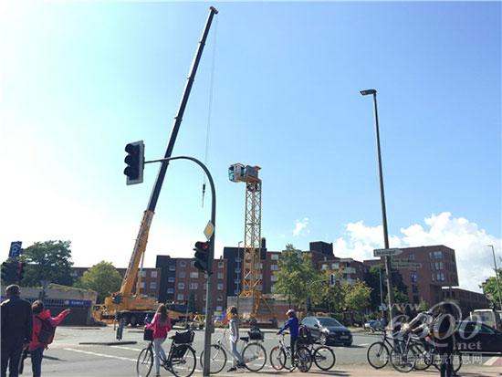 徐工XCA100_E進(jìn)行塔機(jī)司機(jī)室和平衡臂安裝—德國Münster Kinderhaus