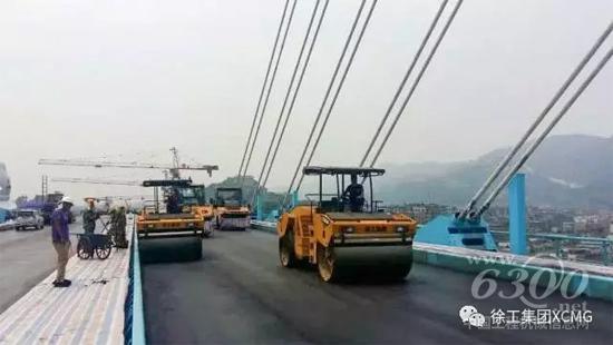 徐工高端雙鋼輪壓路機(jī)助力世界最高橋——北盤江大橋建設(shè)