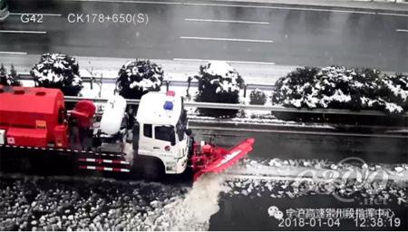 高效機(jī)械除雪，零污染、更不破壞路面，拋雪距離遠(yuǎn)而準(zhǔn)，除雪速度達(dá)60km，除雪厚度達(dá)60cm