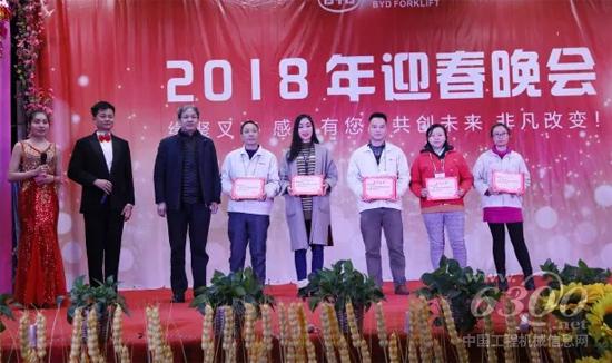 畢國忠為員工頒發(fā)二十年獎(jiǎng)與十五年獎(jiǎng)