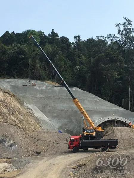 在一處隧道建設(shè)處，徐工起重機(jī)正緊張的忙碌著。