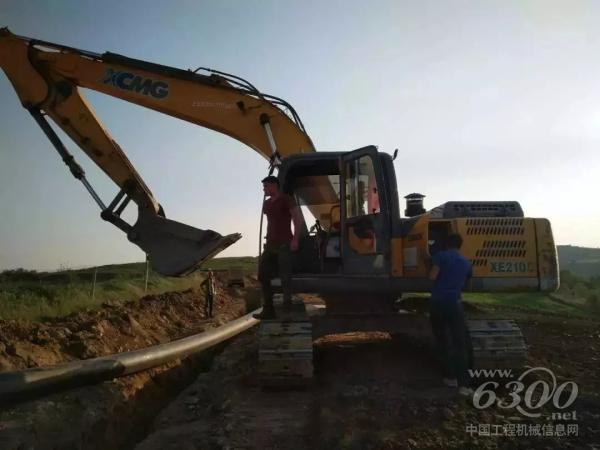 徐工挖機(jī)參與土耳其棉花堡管路埋設(shè)