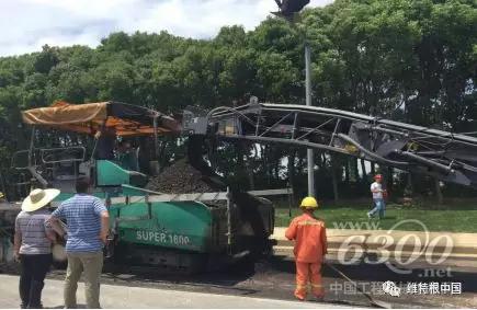 就地冷再生處理后的混合料輸送到跟隨施工的攤鋪機