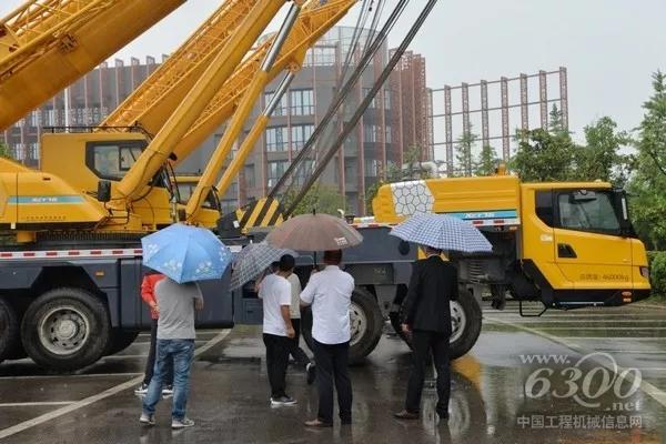 雨水抵擋不住客戶朋友對徐工起重機的激情