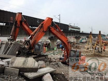 施工機(jī)械在寶成鐵路石亭江大橋南岸拆除舊橋基礎(chǔ)