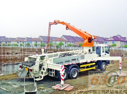 CIFA41米泵車正在上海金山區(qū)金賽攪拌站承接的項目中施工