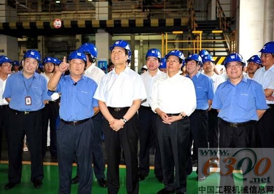 公司領(lǐng)導(dǎo)陪同中共中央政治局委員李源潮(左三)在總裝廠視察