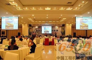 長江起重機(jī)新車交接儀式在柳州舉行