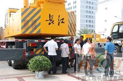 長江起重機(jī)新車交接儀式在柳州舉行