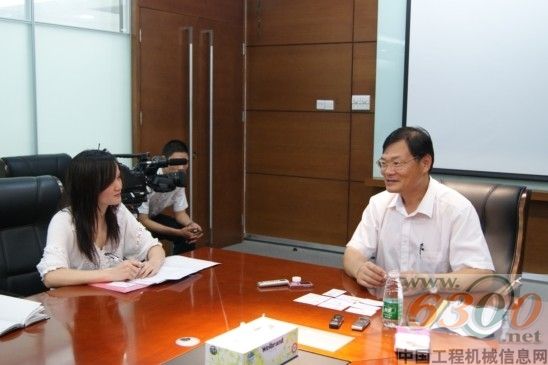 6300網(wǎng)記者采訪中建四局董事長(zhǎng)葉浩文先生(右)