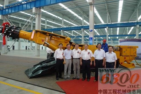 參加慶典儀式的領(lǐng)導在EBZ200型掘進機前合影