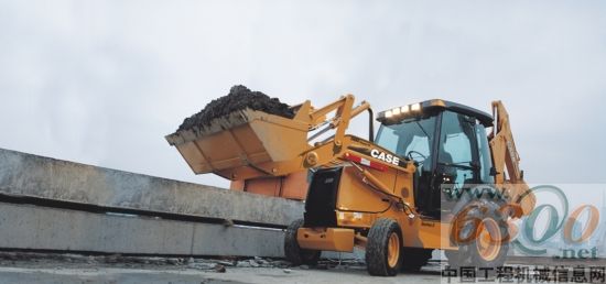 凱斯580M 挖掘裝載機(jī)工作現(xiàn)場