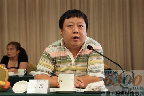 河南高遠陳琦出席公路養(yǎng)護裝備開發(fā)工作座談會