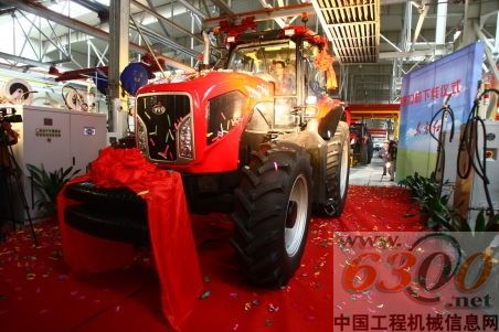 中國首臺動力換擋重型拖拉機在中國一拖下線