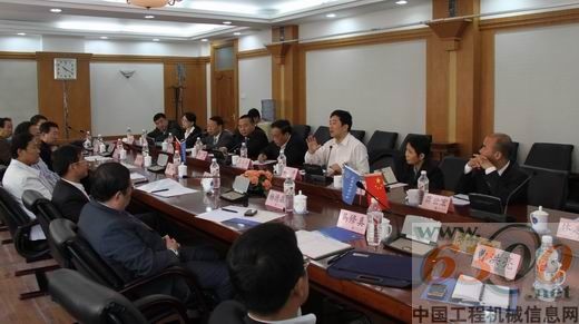 玉柴集團(tuán)公司董事局主席晏平（右排右三）在座談會(huì)上發(fā)言
