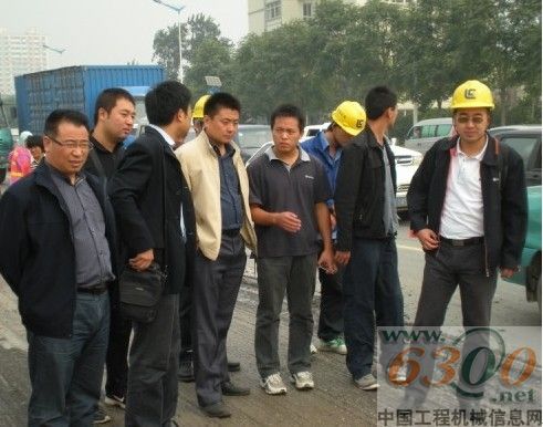 巡演團隊跟客戶一起交流及觀看小型機現(xiàn)場作業(yè)