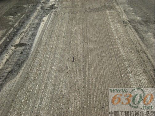 經(jīng)過滑移裝載機清掃后的路面效果明顯