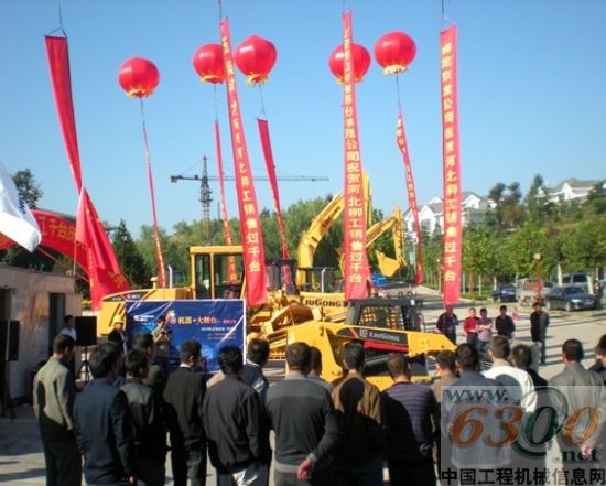 在慶典上的柳工小型機產(chǎn)品演示現(xiàn)場