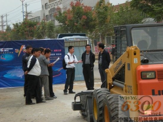 柳工滑移裝載機(jī)正在清掃路面