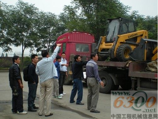 未卸車前，客戶詢問小型機(jī)情況