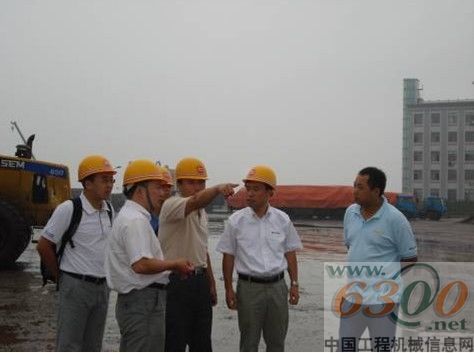巡演團(tuán)隊(duì)冒雨查看客戶的施工工況