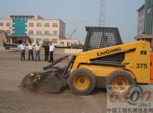 滑移裝載機(jī)現(xiàn)場進(jìn)行清掃演示