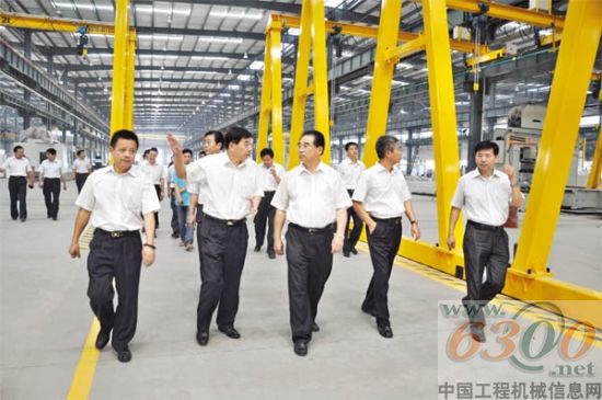 陜西省委常委、省政法委書記宋洪武(右三)參觀渭南工業(yè)園