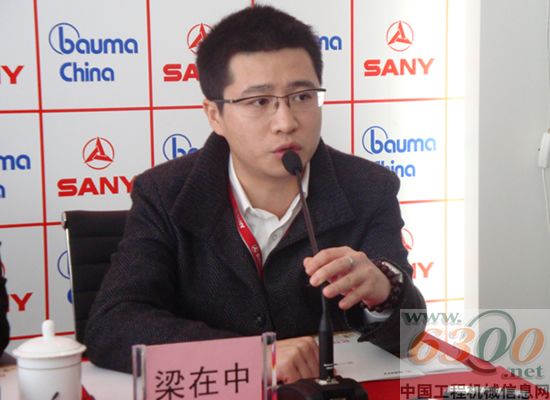 三一重工泵送事業(yè)部總經(jīng)理梁在中先生在發(fā)布會(huì)現(xiàn)場(chǎng)接受媒體采訪