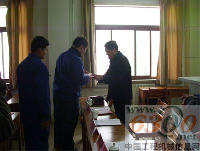 宋部長向學員頒發(fā)畢業(yè)證