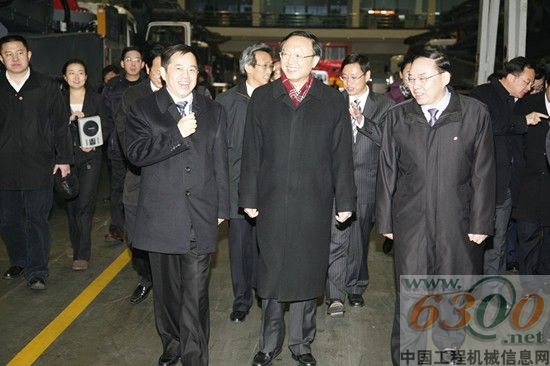 向文波陪同楊潔篪一行參觀了三一生產(chǎn)車間
