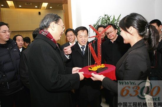 向文波陪同楊潔篪一行參觀了三一生產(chǎn)車間